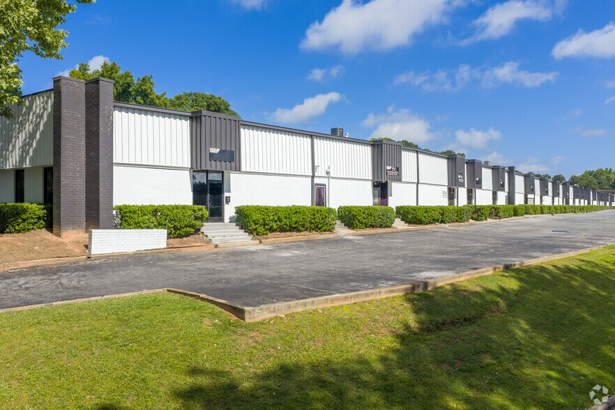 More Photos Of 1870-1908 Forge St, Tucker Distribution For Lease