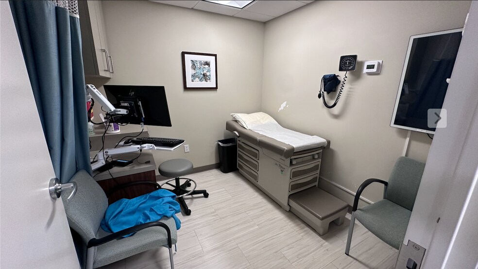 More Photos Of 130 Park St SE, Vienna Medical For Lease