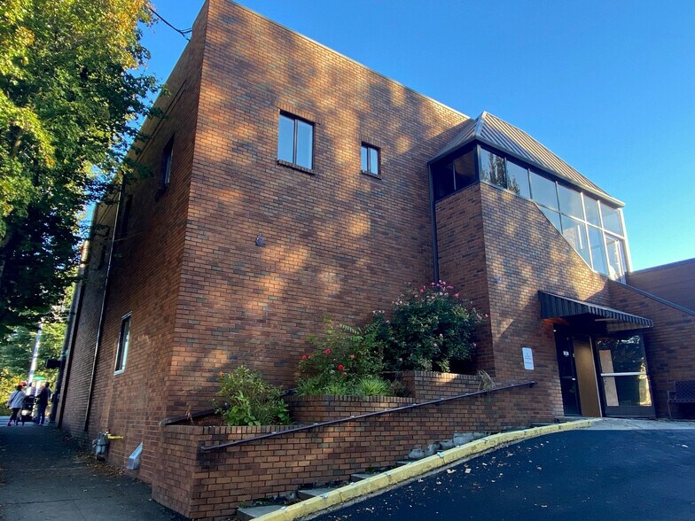 More Photos Of 4702-4706 NE Glisan St, Portland Medical For Lease