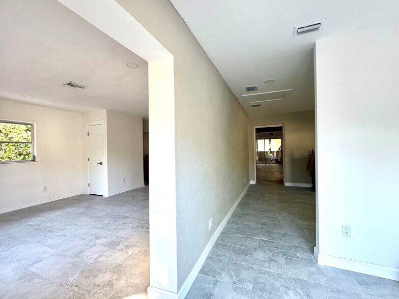 More Photos Of 803 Myrtle Ter, Naples Medical For Lease