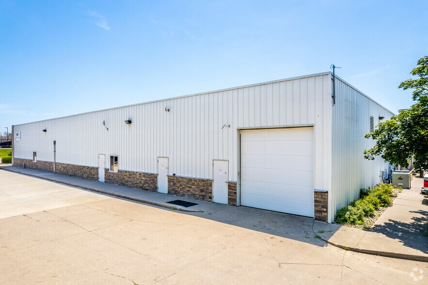 More Photos Of 335 SE Oralabor Rd, Ankeny Office For Sale