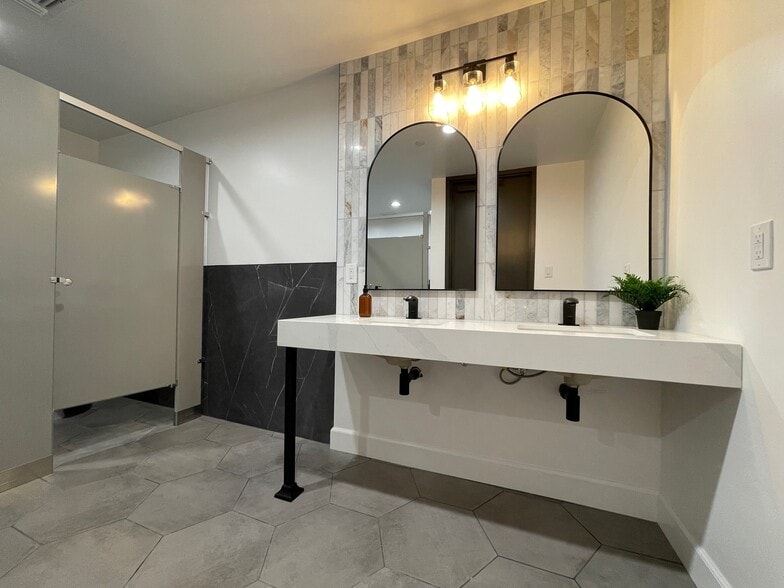 More Photos Of 5115 N Scottsdale Rd, Scottsdale Freestanding For Lease