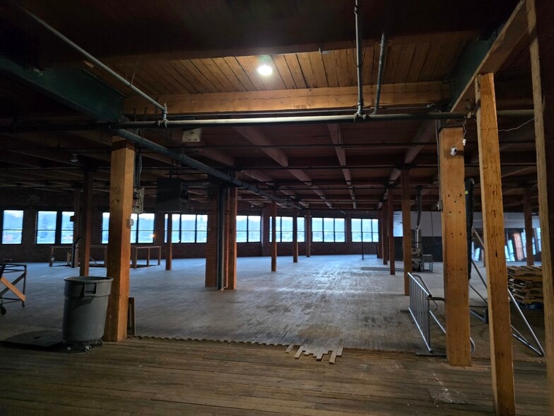More Photos Of 6100 Wilson Ave, Kansas City Warehouse For Sale