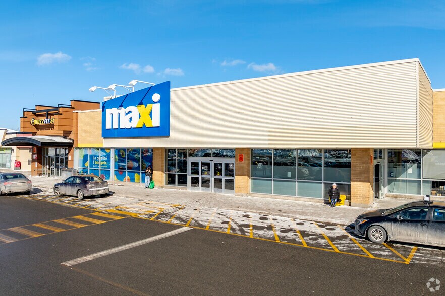 More Photos Of 2101 Av Dollard, Montréal Freestanding For Lease