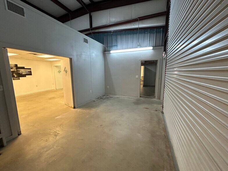 More Photos Of 5424 W Oak St, Palestine Showroom For Lease