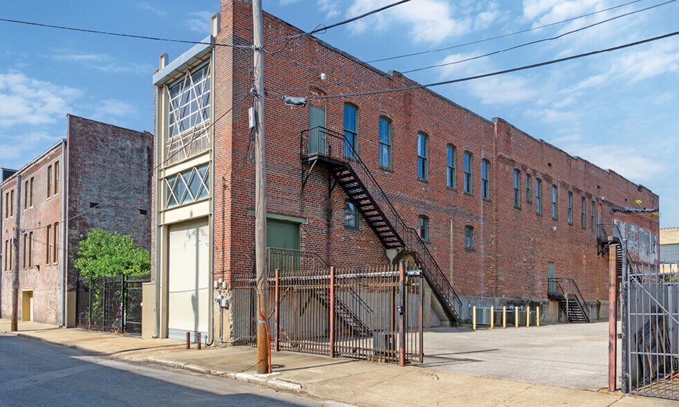 More Photos Of 390 S Main St, Memphis Office For Sale