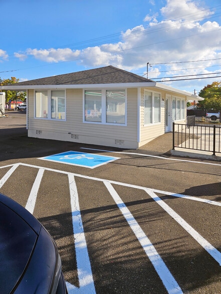 More Photos Of 1206 NE Adams St, Mcminnville Office For Sale