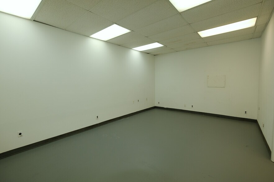 More Photos Of 30 W Price St, Linden Showroom For Lease