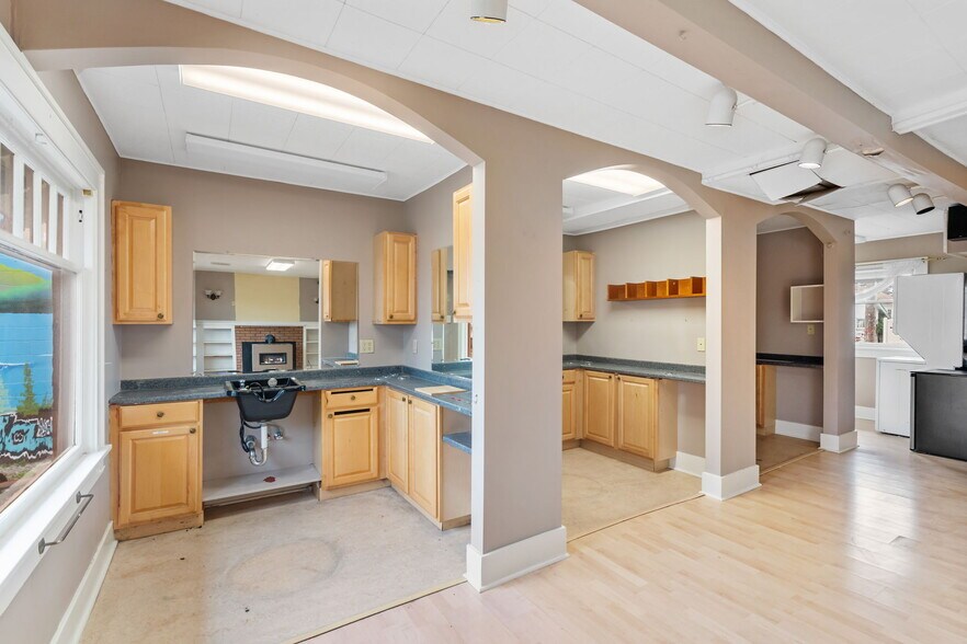 More Photos Of 2721 Meridian St, Bellingham Storefront Retail Office For Sale