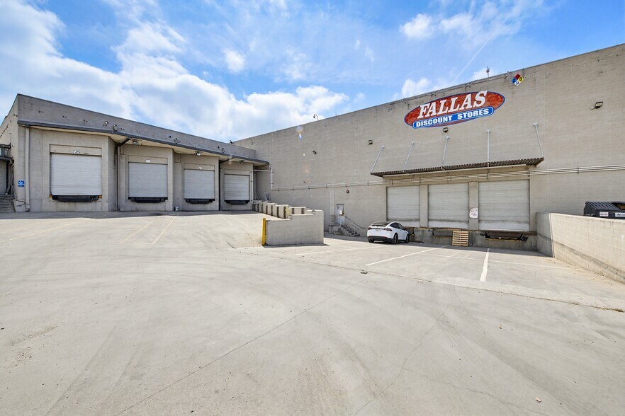 More Photos Of 15001 S Figueroa St, Gardena Distribution For Lease