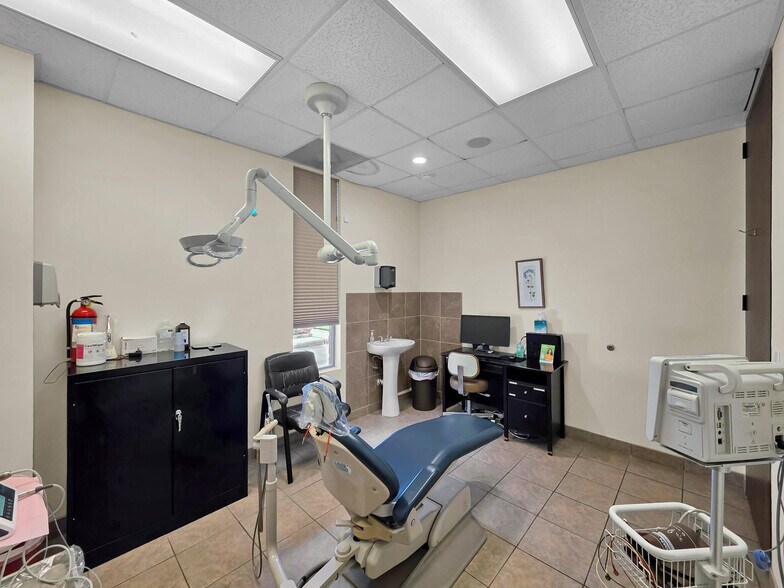 More Photos Of 6429 Fairmont Pky, Pasadena Office For Sale