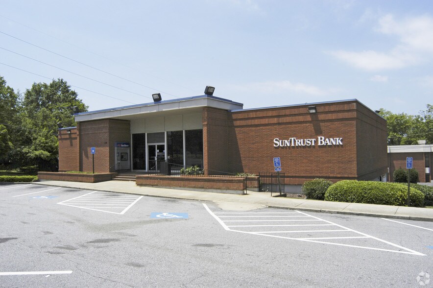 More Photos Of 139 N Main St, Jonesboro Bank For Lease