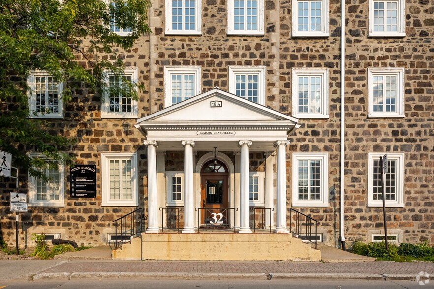 More Photos Of 32 Rue Saint-Charles, Longueuil Office For Lease