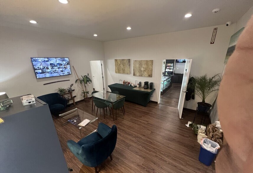 More Photos Of 14000 Ventura Blvd, Sherman Oaks Freestanding For Sale