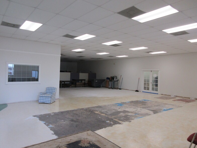 More Photos Of 15445 N Nebraska Ave, Lutz Warehouse For Lease