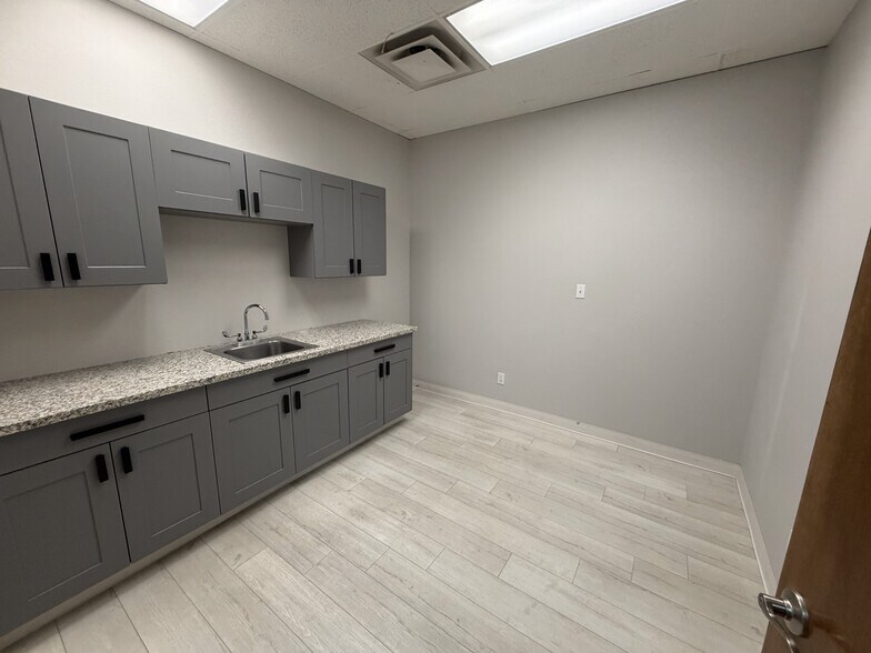 More Photos Of 885-895 Railroad St, Elko Medical For Lease