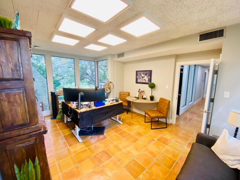 More Photos Of 1176 Business 35, New Braunfels Office For Sale