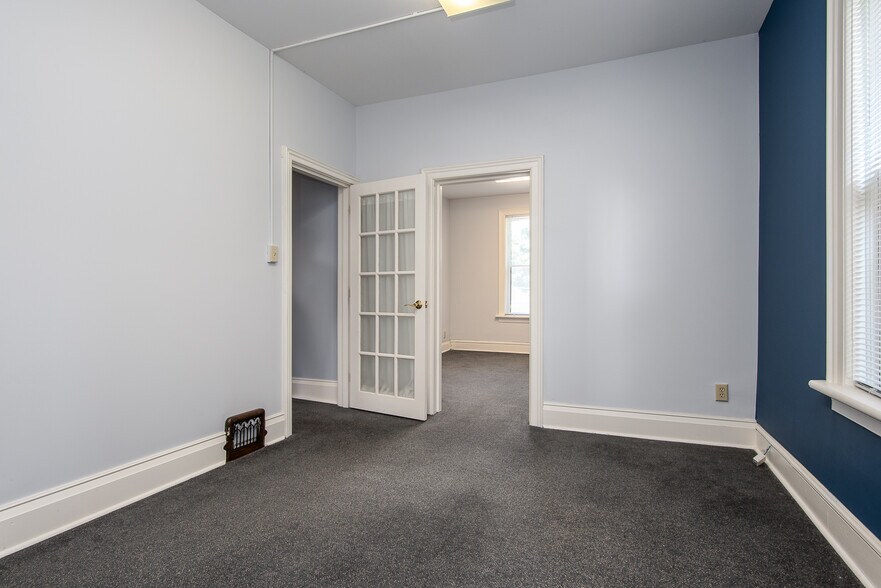 More Photos Of 109 College St, Kitchener Office For Sale