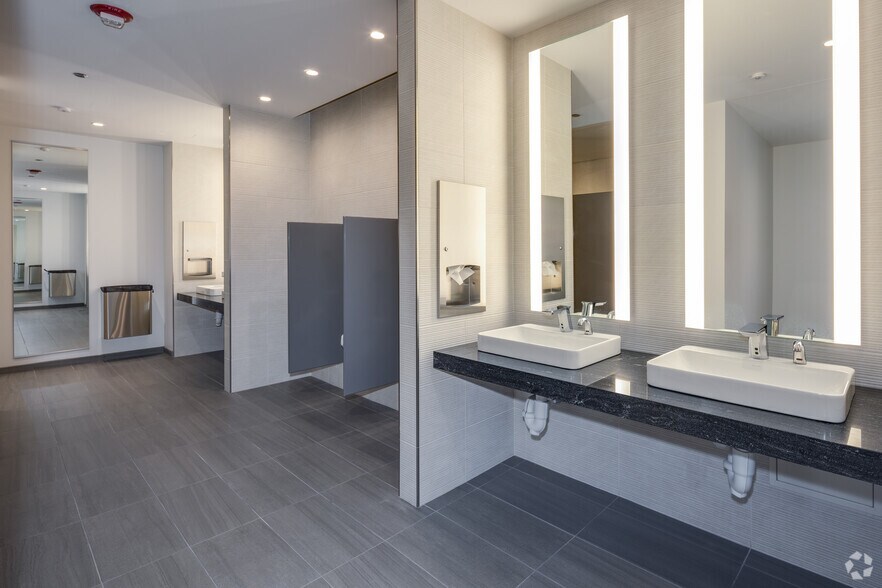 More Photos Of 110 N Wacker Dr, Chicago Coworking Space