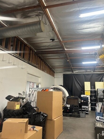 More Photos Of 12424 Gladstone Ave, Sylmar Manufacturing For Lease