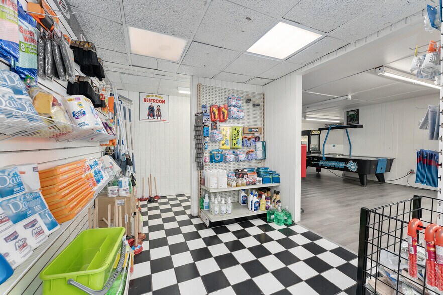 More Photos Of 17313 NE US Highway 301, Waldo Freestanding For Lease
