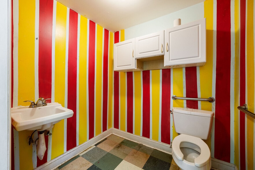 More Photos Of 300 W Clay St, Richmond Storefront Retail Residential For Lease