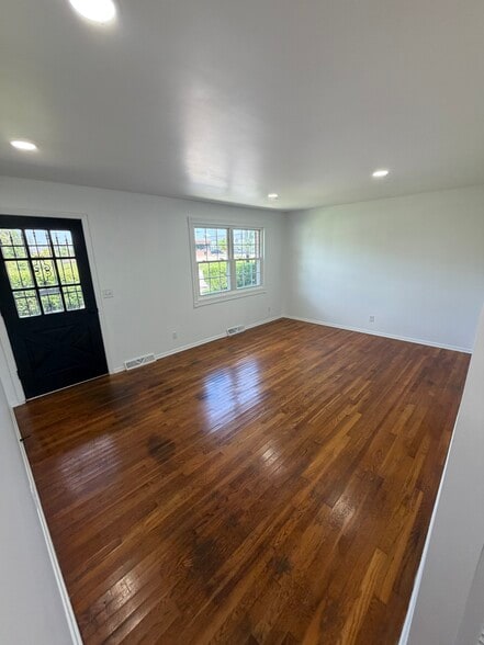 More Photos Of 911 Locust Dr, Richmond Flex For Sale