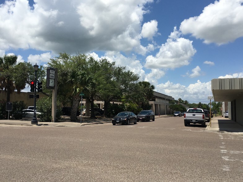 More Photos Of 422 E Avenue B, Robstown Medical For Lease