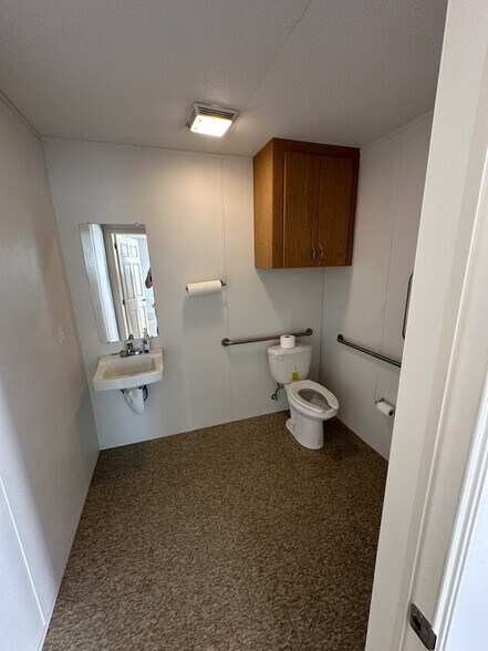 More Photos Of 1815 E Hicks Field Rd, Fort Worth Industrial For Lease