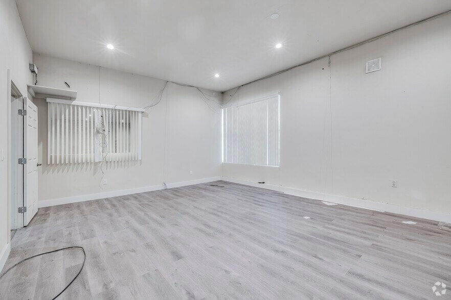 More Photos Of 4933 San Leandro St, Oakland Warehouse For Lease