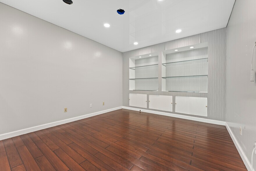 More Photos Of 20165-20199 NE 16th Pl, Miami Flex For Lease