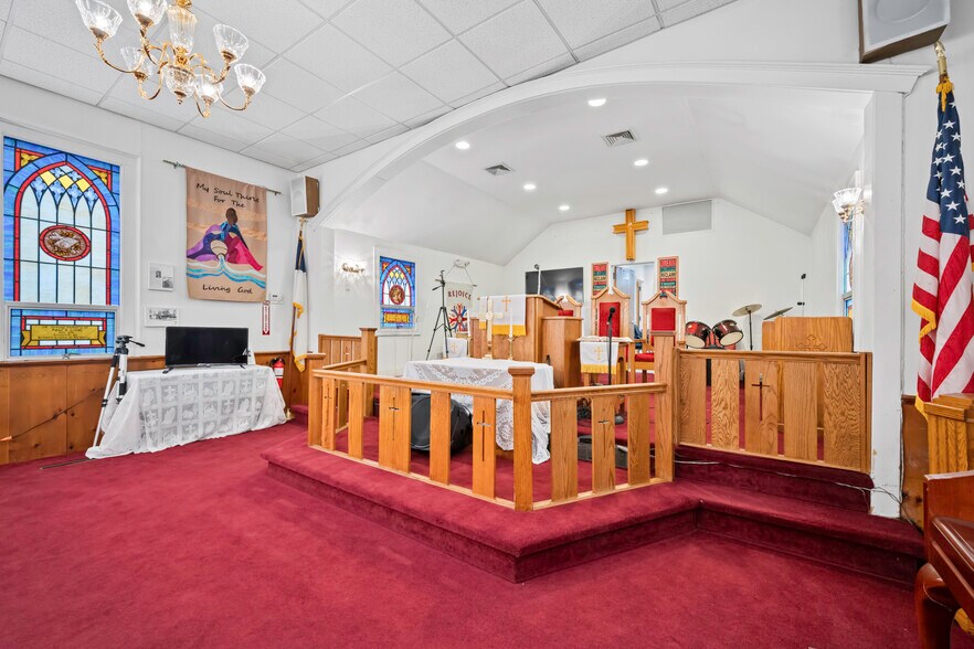 More Photos Of 109 Roslyn Rd, Roslyn Heights Religious Facility For Lease