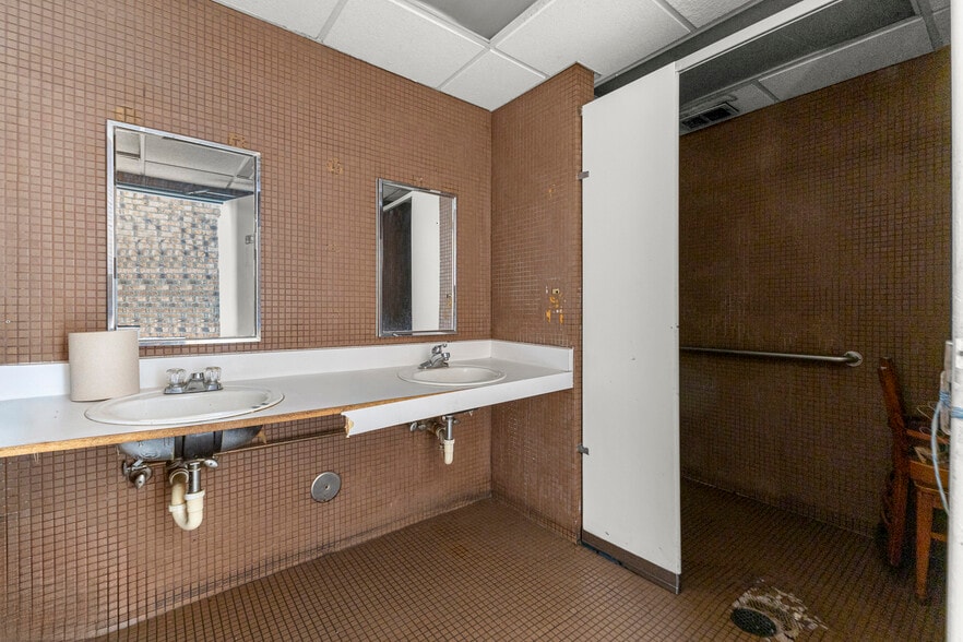 More Photos Of 15839 Telegraph Rd, Redford Township Fast Food For Lease