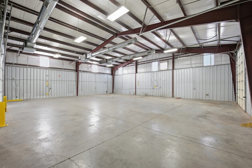 More Photos Of 416 NE 145th Pl, Edmond Warehouse For Lease