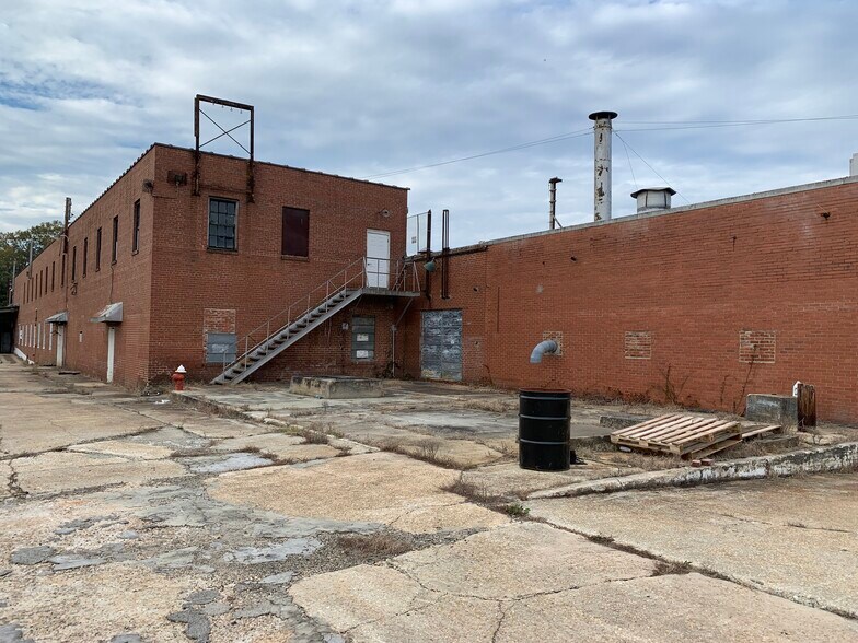 More Photos Of 402 E Rose St, Sanford Warehouse For Sale