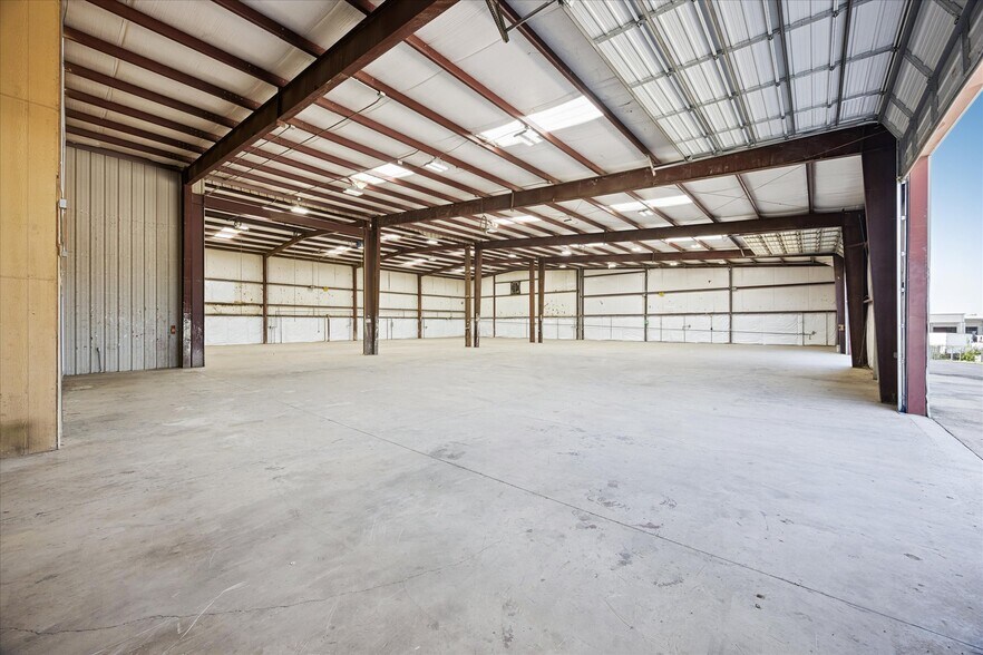 More Photos Of 16806 I-35 S, Buda Showroom For Lease