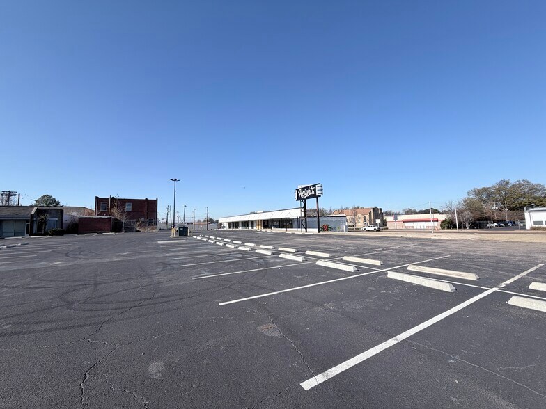 More Photos Of 3393-3437 Summer Ave, Memphis Storefront For Lease