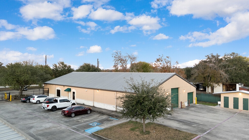 More Photos Of 207 W Archer Rd, Baytown Warehouse For Sale