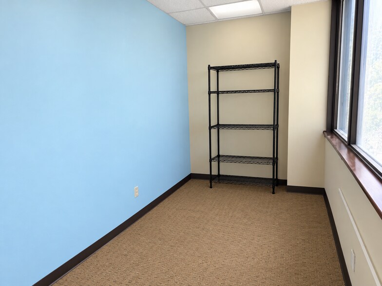 More Photos Of 25-27 Great Neck Rd, Great Neck Storefront Retail Office For Lease