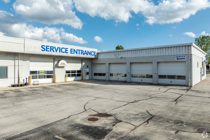 More Photos Of 1988 E Mason St, Green Bay Auto Dealership For Sale