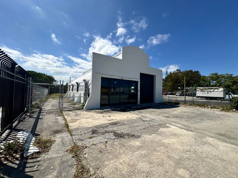 More Photos Of 2012 N Dixie Hwy, Hollywood Light Manufacturing For Sale