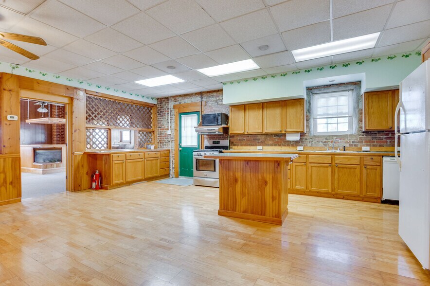 More Photos Of 201 N Wilmington St, Richlands General Retail For Sale