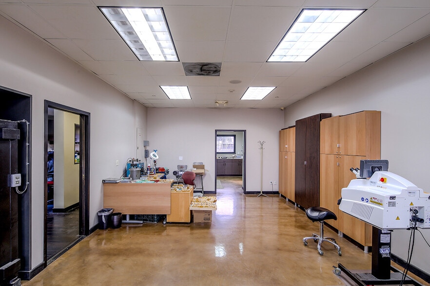 More Photos Of 13946 Ventura Blvd, Van Nuys Office For Lease