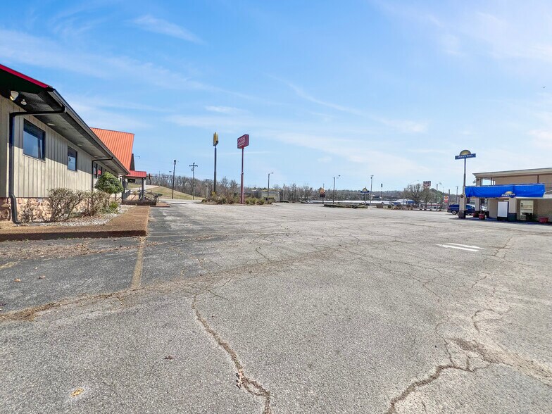 More Photos Of 15371 Highway 13 S, Hurricane Mills Restaurant For Lease