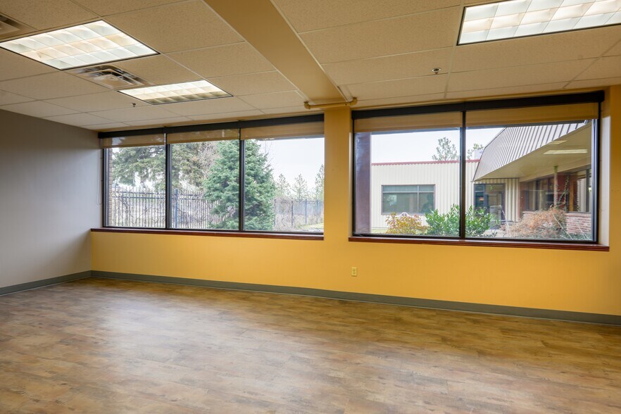 More Photos Of 4212 W Sunset Blvd, Spokane Flex For Sale