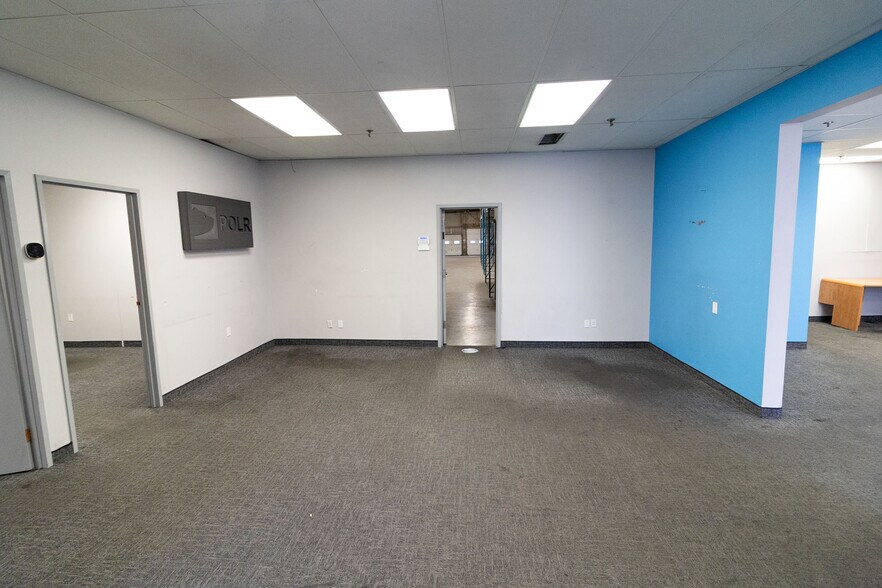 More Photos Of 7004-7042 30th St SE, Calgary Service For Lease