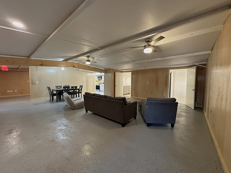 More Photos Of 616 N Main St, Gainesville Warehouse For Sale