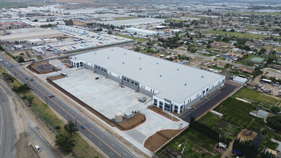 More Photos Of 19275 Slover Ave, Bloomington Warehouse For Lease