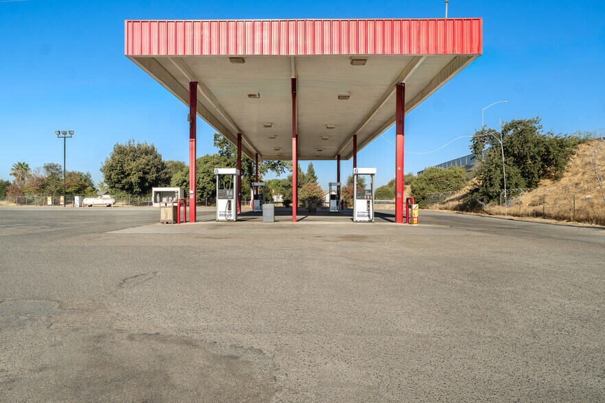 Primary Photo Of 943 W Westfield Ave, Porterville Service Station For Sale