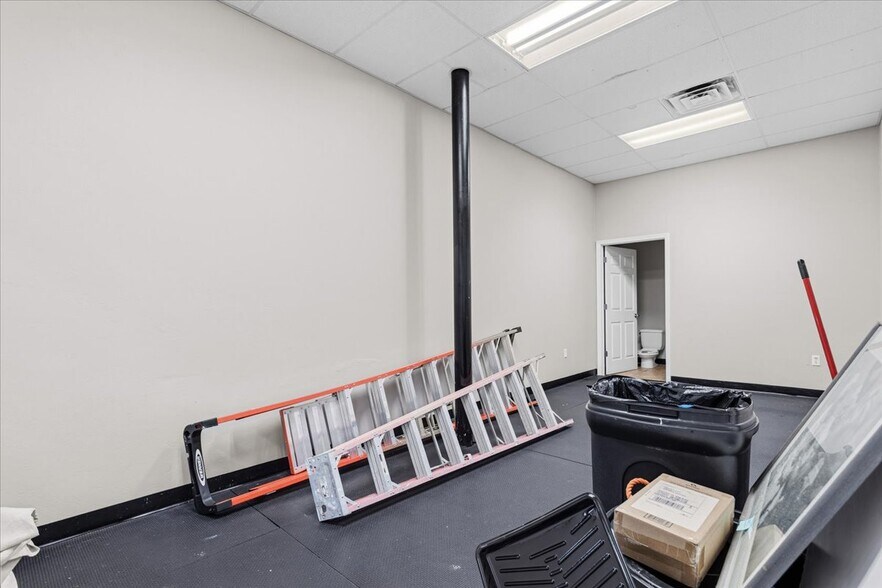 More Photos Of 15043 Main St, Alachua Showroom For Sale